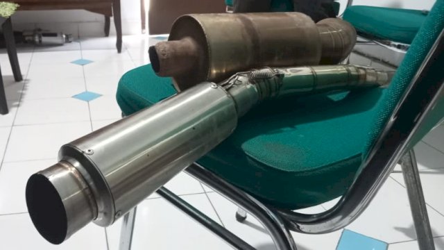 Salah satu barang bukti hasil penindakan knalpot bising terhadap kendaraan sepeda motor dan mobil yang dilakukan oleh Satlantas Polres Sinjai.