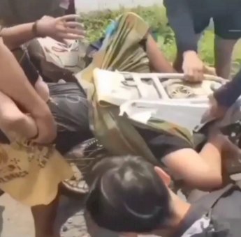 Viral Video Pria ‘Tertarik’ Dalam Ban Sepeda Motornya, Netizen: RIP Biji