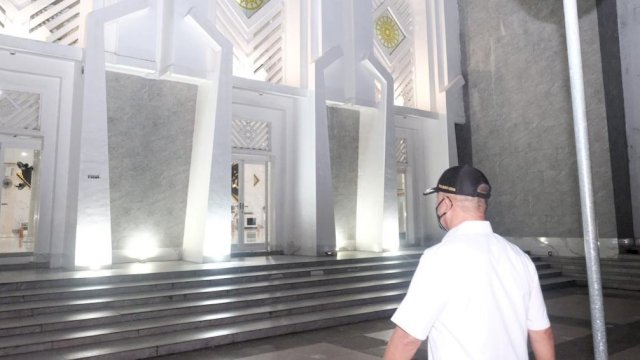 Wakil Bupati Gowa Abdul Rauf malaganni, berjalan masuk ke masjid Syekh Yusuf Sungguminasa untuk melaksanakan Ibadan sekaligus memantau Pemberlakuan PPKM, Senin (12/07/2021) malam.
