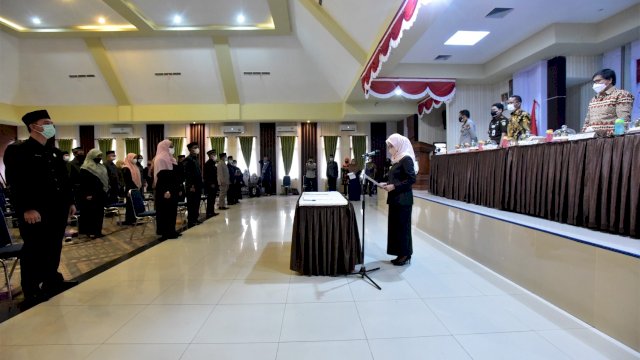 Bupati Luwu Utara Indah Putri Indriani, mengambil sumpah 199 pejabat lingkup Pemerintah Kabupaten Luwu Utara di Aula Laga Ligo kantor Bupati Luwu Utara Kamis (15/07/2021).