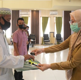 Tak Ingin Sektor Pertanian Terganggu Dimasa Pandemi, Bupati Lutra Serahkan Bantuan Alsintan