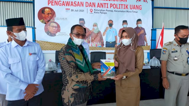 Ketua Bawaslu Sulsel saat meresmikan kelurahan Sadar Pengawasan dan Antipolitik Uang di kelurahan Pontap, kecamatan Wara Timur, kota Palopo, Rabu (28/7/2021).