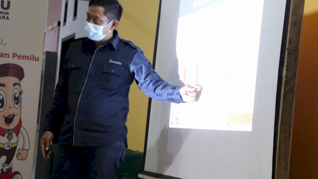 Azry Yusuf saat menyampaikan materi dalam kegiatan Pembinaan Pelaksanaan Penanganan dan Penindakan Pelanggaran di Sekretariat Bawaslu Luwu Utara, Rabu (28/7/21).