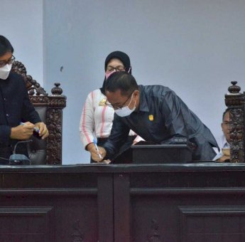 DPRD Lutra Tetapkan Ranperda Pertanggungjawaban APBD 2020 Menjadi Perda