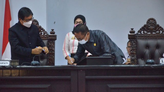 DPRD Lutra Tetapkan Ranperda Pertanggungjawaban APBD 2020 Menjadi Perda