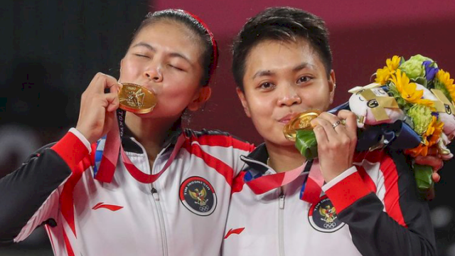 Greysia Polii (kiri) dan Apriyani Rahayu (kanan) saat acara penyerahan medali emas Olimpiade Tokyo 2020. Foto: IG Badminton World Federation