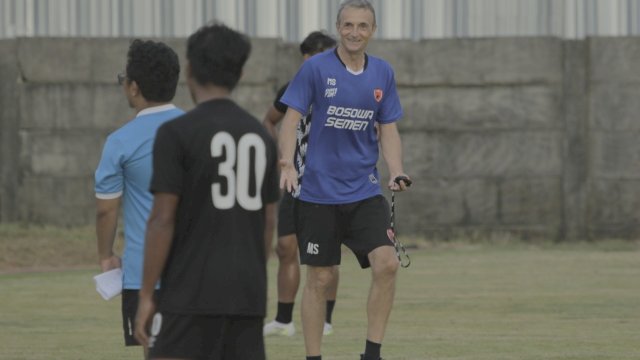 Pelatih anyar PSM Makassar, Milomir Seslija saat memimpin latihan timnya di Bosowa Sport Center (BSC) beberapa waktu lalu.