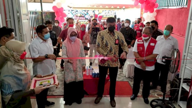 Ketua PMI Sulsel Adnan Purichta Ichsan didampungi Ketua Dewan Kehormatan PMI Makassar Ilham Arief Sirajuddin (IAS) dan Ketua PMI Makassar Syamsu Rizal, menggunting Pita Peresmian Unit Bisnis Melati Laundry PMI Makassar, Sabtu (31/07/2021).
