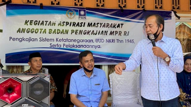 Anggota DPR RI Ashabul Kahfi, memberikan sambutan saat melakukan penyerapan Aspirasi Masyarakat di Kelurahan Pajukukkang, Kecamatan Pajukukkang, Kabupaten Bantaeng, Rabu (30/07/2021).