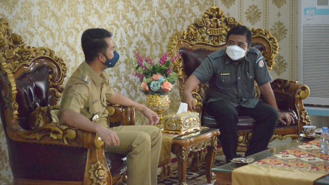 Ketua Bawaslu Sinjai, Muhammad Rusmin (kanan) saat melakukan audiens dengan Bupati Sinjai, Andi Seto Gadhista Asapa di Rumah Jabatan Bupati Sinjai, Selasa (3/8/2021).