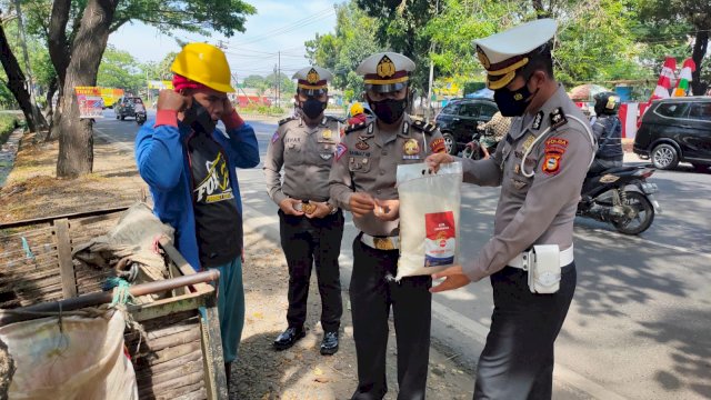 Ditlantas Polda Sulsel Peduli, Bagikan Paket Sembako Untuk Pedagang Kaki Lima di Makassar