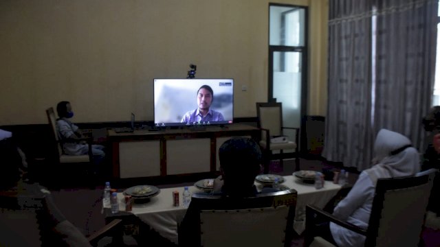 Bupati Sinjai Andi Seto Asapa, saat mengikuti rapat koordinasi penanganan pandemi Covid-19, vaksinasi dan pemulihan ekonomi di Provinsi Sulawesi Selatan via virtual, Rabu (04/08/2021).