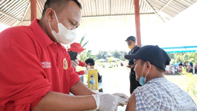 Salah satu Siswa SMA di Kabupaten Gowa saat disuntik Vaksin Covid-19.