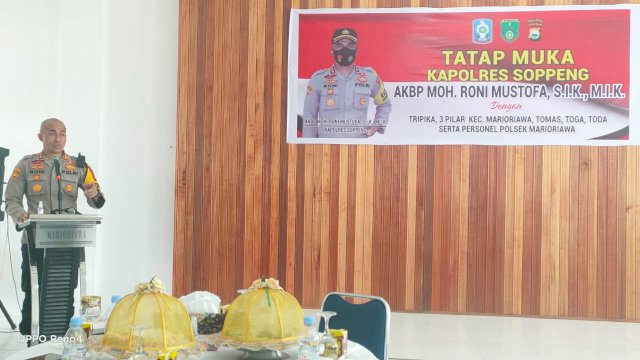 Kapolres Soppeng AKBP Roni Mustofa memberikan sambutan saat tatap muka bersama Tropila di Kantor Kecamatan Marioriawa, Kamis (05/08/2021).