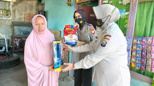 Samsat Gowa Salurkan Bantuan ke Lansia dan Warga Kurang Mampu