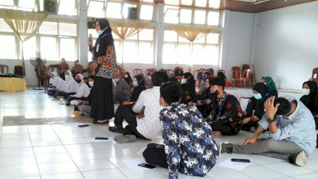 Salah seorang remaja mengajukan pertanyaan saat Workshop bersama DP3AP2KB Kabupaten Sinjai, Kamis (06/08/2021).