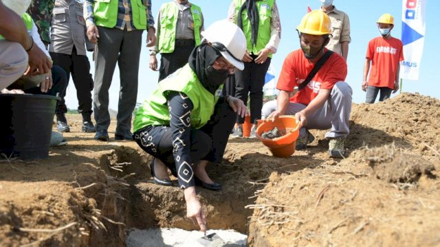 Bupati Luwu Utara Indah Putri Indriani saat meletakkan batu pertama pembangunan 143 unit huntap di Desa Radda Kecamatan Baebunta. Kamis (05/08/2021)