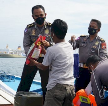 Ditlantas Polda Sulsel Bagikan Bantuan Untuk Nelayan di Tengah Laut