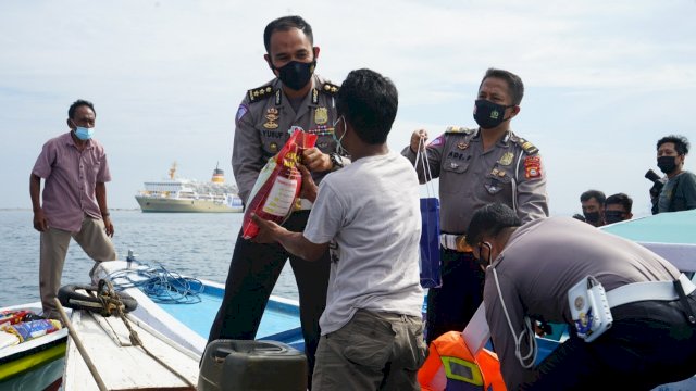 Ditlantas Polda Sulsel Bagikan Bantuan Untuk Nelayan di Tengah Laut