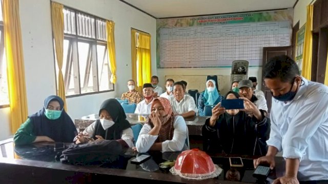 Petani dan penyuluh saat mengikuti pembukaan pelatihan pengelolaan kesuburan tanah yang dibuka lansung presiden Jokowi.