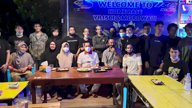 Wakil Bupati Sinjai Andi Kartini Ottong, berfoto dengan warga Sinjai yang ada di Kabupaten Morowali Sulawesi Tengah, usai melakukan diskusi.