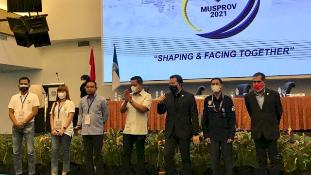 Rusdi Masse (tengah) resmi menakhodai Ikatan Motor Indonesia (IMI) Sulawesi Selatan periode 2021-2025.
