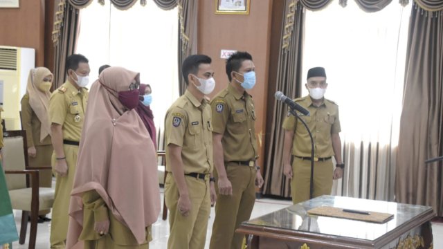 Tiga Pejabat Pemkab Sinjai saat diambil sumpahnya di Ruang Pola Kantor Bupati Sinjai, Senin (09/08/2021).