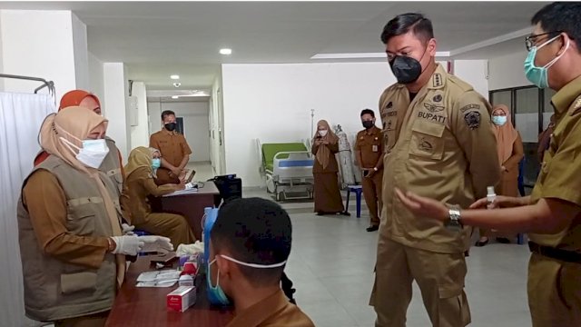 Bupati Gowa Adnan Purichta Ichsan, meninjau pelaksanaan vaksin booster di RSUD Syekh Yusuf, Senin (09/08/2021). (Rhy)