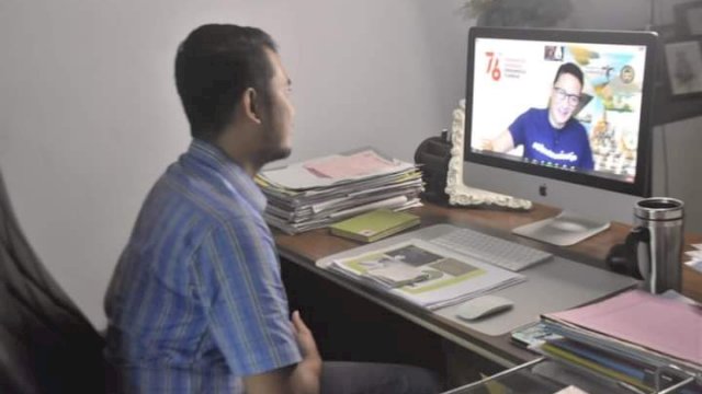 Bupati Sinjai Andi Seto Asapa, saat mendengarkan sambutan Menteri Pariwisata Dan Ekonomi Kreatif RI Sandiaga Salahuddin Uno, di acara seminar NCGS 2021 yang Diprakarsai oleh Universitas Muhammadiyah Sinjai, Rabu (11/08/2021).