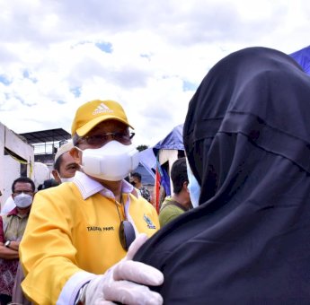 Golkar Peduli, Taufan Pawe Serahkan Bantuan ke Korban Kebakaran Jalan Muh Tahir Makassar