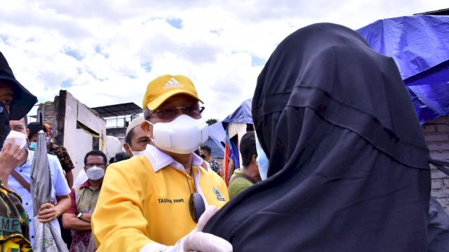 Ketua DPD I Golkar Sulsel Taufan Pawe, berbincang dengan dalah satu Korban saat mengunjungi Lokasi kebakaran di Jalan Muh. Tahir, Kelurahan Jongaya, Kecamatan Tamalate, Kamis (12/08/2021).