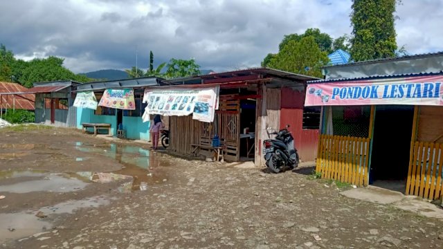 Kondisi Warung Makan Rp. 10 Ribu yang berada di Pelataran Perpustakaan Daerah Kabupaten Soppeng.