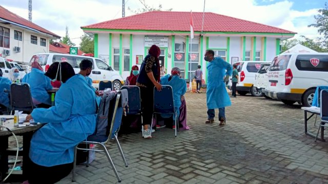 Hari Ini, Seluruh Tenaga Kesehatan di Soppeng Serentak Disuntikkan Vaksin Dosis Ketiga