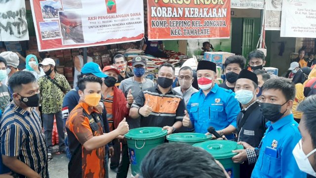Ketua DPD KNPI Kota Makassar Hasrul Kaharuddin, menyerahkan bantuan secara simbolis kepada perwakilan warga korban kebakaran di Jalan Muh. Tahir, Kelurahan Jongayya, Jumat (13/08/2021).