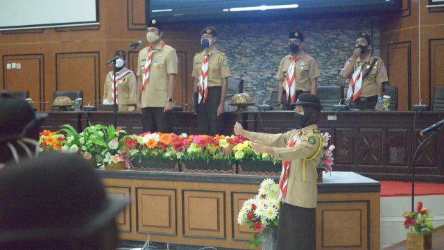 Ketua Kwarcab Pramuka Sinjai, Andi Seto Asapa saat memimpin upacara ulang janji Ke-60 berlangsung di Ruang Pola Kantor Bupati Sinjai, Jumat (13/08/2021).