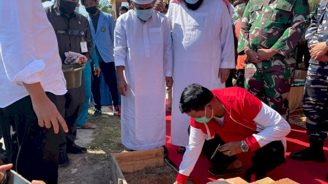 Andi Jamaro Dulung (AJD) mendampingi, Penasehat Duta Besar Arab Saudi untuk Indonesia, Syaikh Shaleh Abdullah Al-Rajhi, dalam peletakan batu pertama pembangunan Masjid Terapung, Sabtu (14/8/2021).