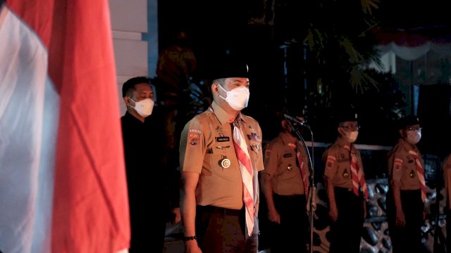 Ketua Kwarcab Pramuka Kabupaten Gowa Adnan Purichta Ichsan saat memberikan arahan pada Upacara Renungan dan Ulang Janji Ke-60, di Halaman Rumah Jabatan Bupati Gowa, Jumat (13/08/2021) malam.