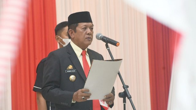 Bupati Soppeng Andi Kaswadi Razak, membacakan sumpah untuk 71 Anggota Paskibraka Kabupaten Soppeng, Senin (16/08/2021).