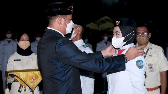 Bupati Gowa Adnan Purichta Ichsan, menhukuhkan Anggota Paskibraka Kabupaten Gowa Tahun 2021, Minggu (15/08/2021) malam.
