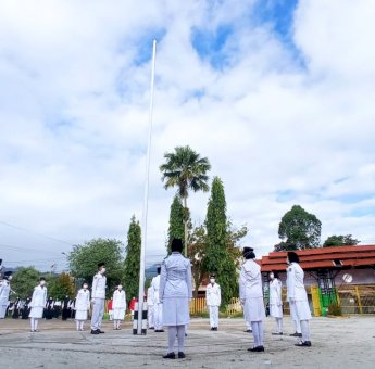 Upacara HUT ke – 76 RI di SMKN 1 Palopo Berjalan Khidmat