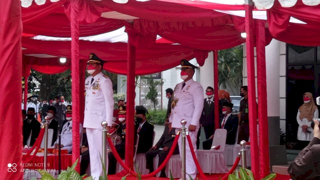 Bupati Gowa Adnan Purichta Ichsan, saat bertindak sebagai Inspektur Upacara di Halaman Kantor Bupati Gowa, Selasa (17/08/2021). (Rhy)