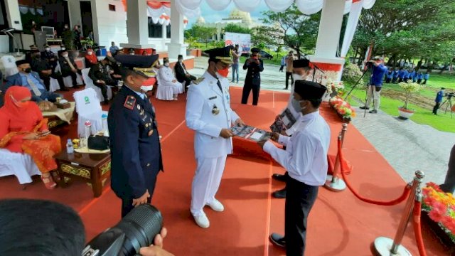 Penyerahan SK Remisi Narapida Rutan Sinjai oleh Bupati Sinjai, Andi Seto Asapa didampingi Kelapa Rutan kelas IIB sinjai Muhammad Ishak, Selasa (17/08/2021).