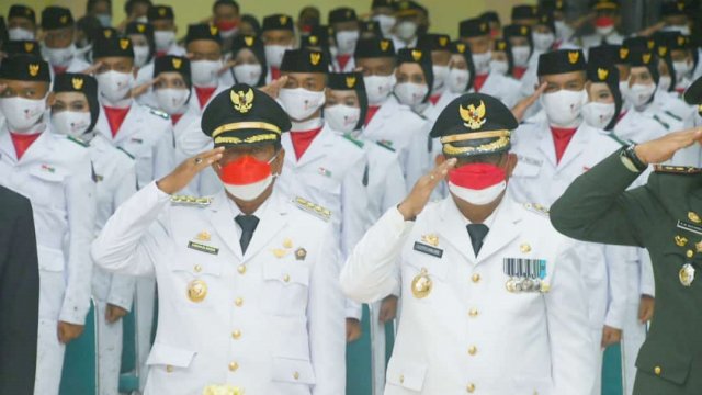 Bupati dan Wakil Bupati Soppeng Andi Kaswadi dan Luthfi Halide, saat mengikuti Upacara HUT RI ke-76 secara yang digelar secara Virtual, Selasa (17/08/2021).