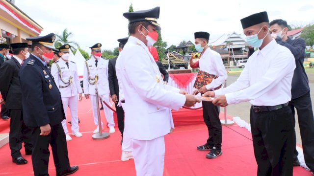Bupati Soppeng Andi Kaswadi Razak, menyerahkan secara simbolis remisi kepada salah satu warga Binaan Rutan Kelas II-B Watansoppeng, Selasa (17/08/2021).