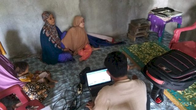 Salah satu warga penyandang disabilitas dilakukan Perekaman E-KTP oleh petugas Dinas Kependudukan dan Catatan Sipil Kabupaten Sinjai.