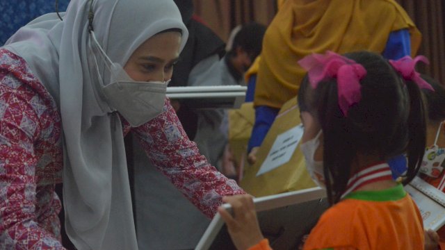 Bunda PAUD Kabupaten Sinjai Andi Nurhilda Daramata Seto, menyerahkan hadiah kepada para pemenang lomba.