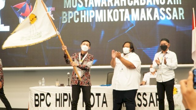 Fadel Muhammad Tauphan Ansar (kiri) terpilih secara aklamasi untuk menakhodai HIPMI Kota Makassar periode 2021-2024 pada Muscab XIII, Jumat (20/8/2021).