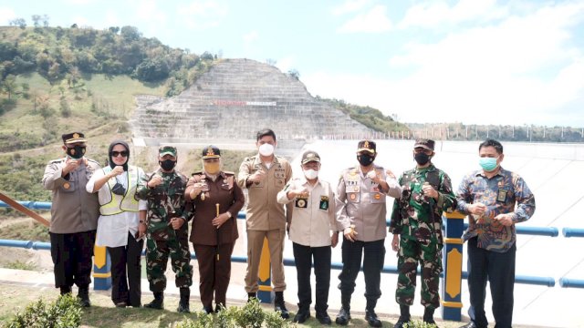 Bupati Gowa Adnan Purichta Ichsan dan Bupati Jeneponto Iksan Iskandar, bersama jajaran Forkompimda Kabupaten Gowa dan Jeneponto saat meninjau Bendungan Karalloe, Sabtu (21/08/2021).