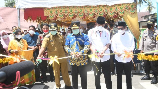 Plt Gubernur Sulsel Andi Sudirman Sulaiman, melakukan pengguntingan Pita Pemanfaatan Jalan Poros Soppeng-Sidrap, Sabtu (21/08/2021).