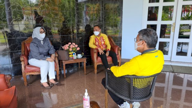Calon Ketua Golkar Palopo, Rahmat Masri Bandaso dan Nurhaeni Azis Bertemu Taufan Pawe, Minggu (22/8/2021).